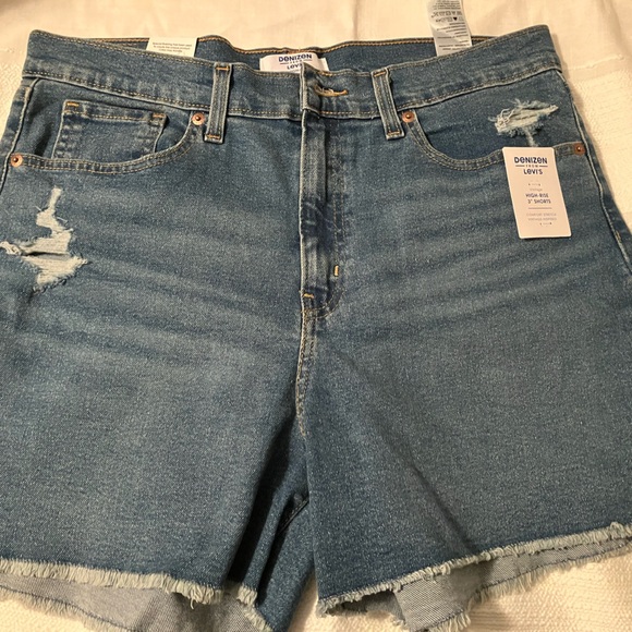 Levi's Pants - NWT Levi’s Size 12 W31 women’s shorts.